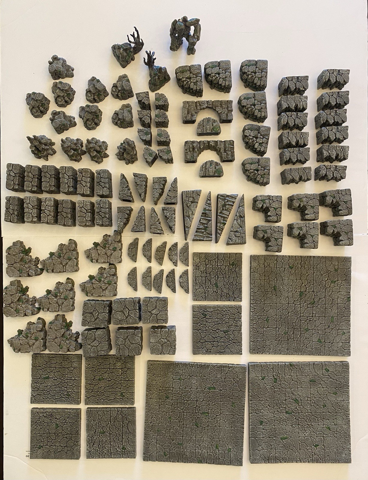 Dwarven Forge Erinthor Mountains Set Factory Painted - READ