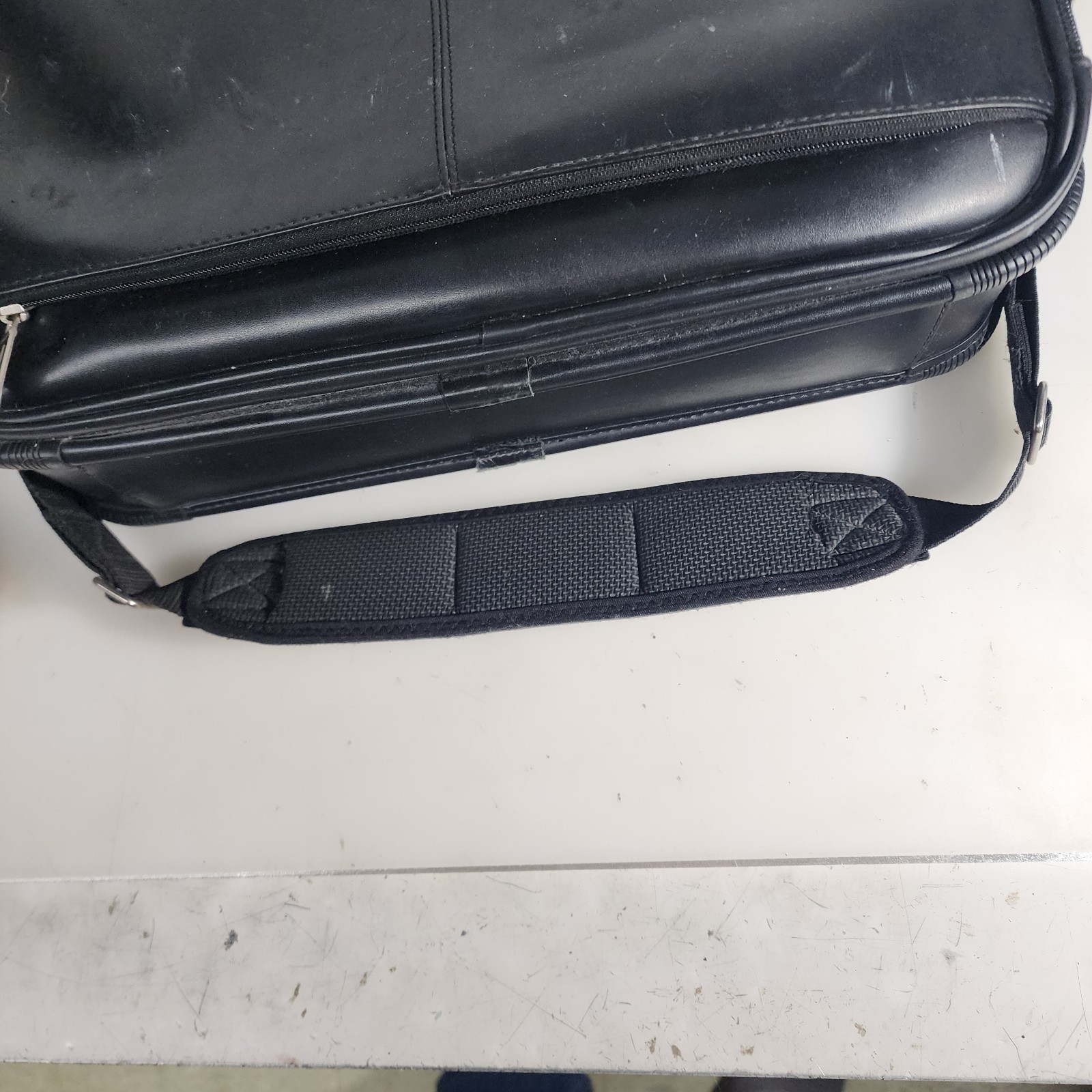 Targus KOS300 Reverse Access Notebook Case Black Koskin Leather