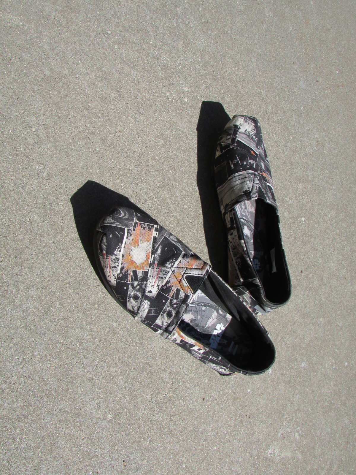 TOMS Star Wars X Black Gray Fabric Slip On Flat Shoes Size W 7.5 (38) Comfort