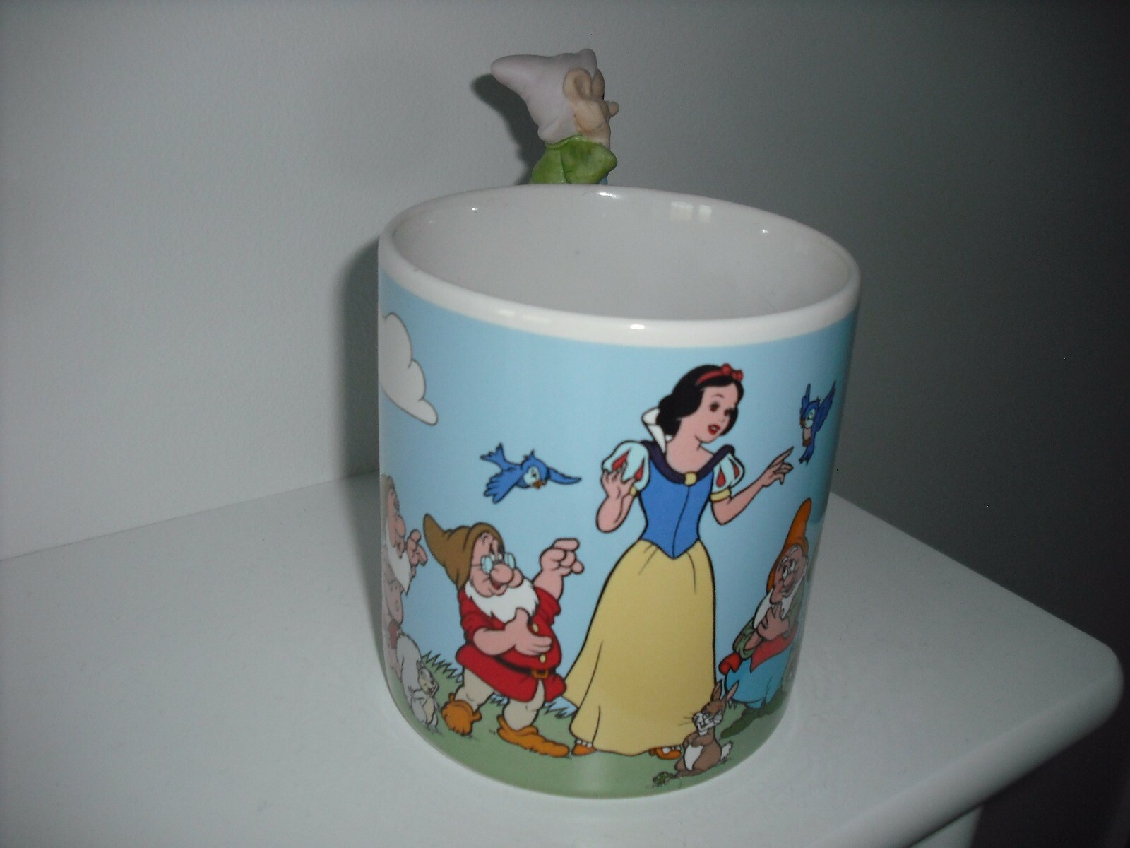 WALT DISNEY Snow White mug with dwarf feature