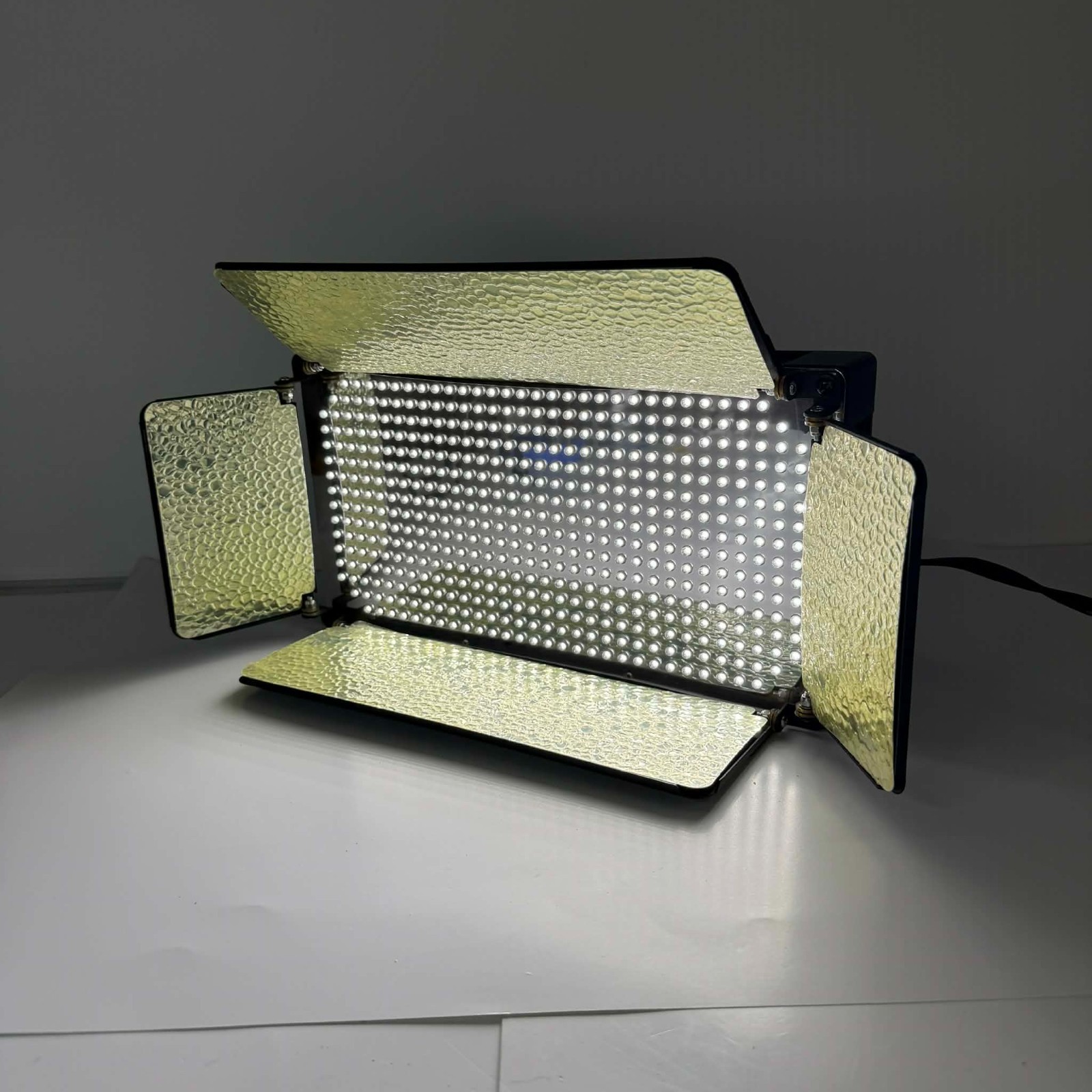Fancier LED500 Continuous Video Light W/Reflector Barn Doors *TESTED*