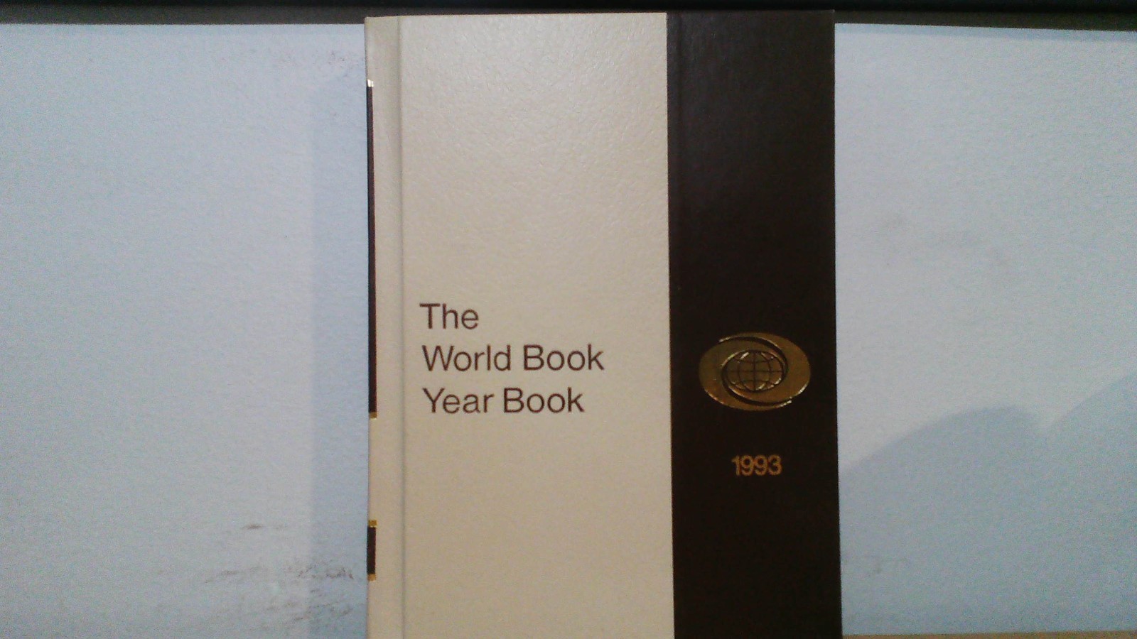 World Book Yearbook 1993 Cream/Brown Very Good Condition Minimal Shelf Wear