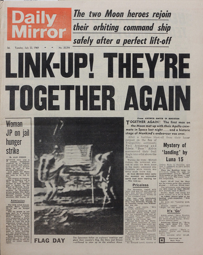 DAILY MIRROR NEWSPAPER 22 JULY 1969 . APOLLO 11 MAN ON THE MOON FRONT COVER NASA