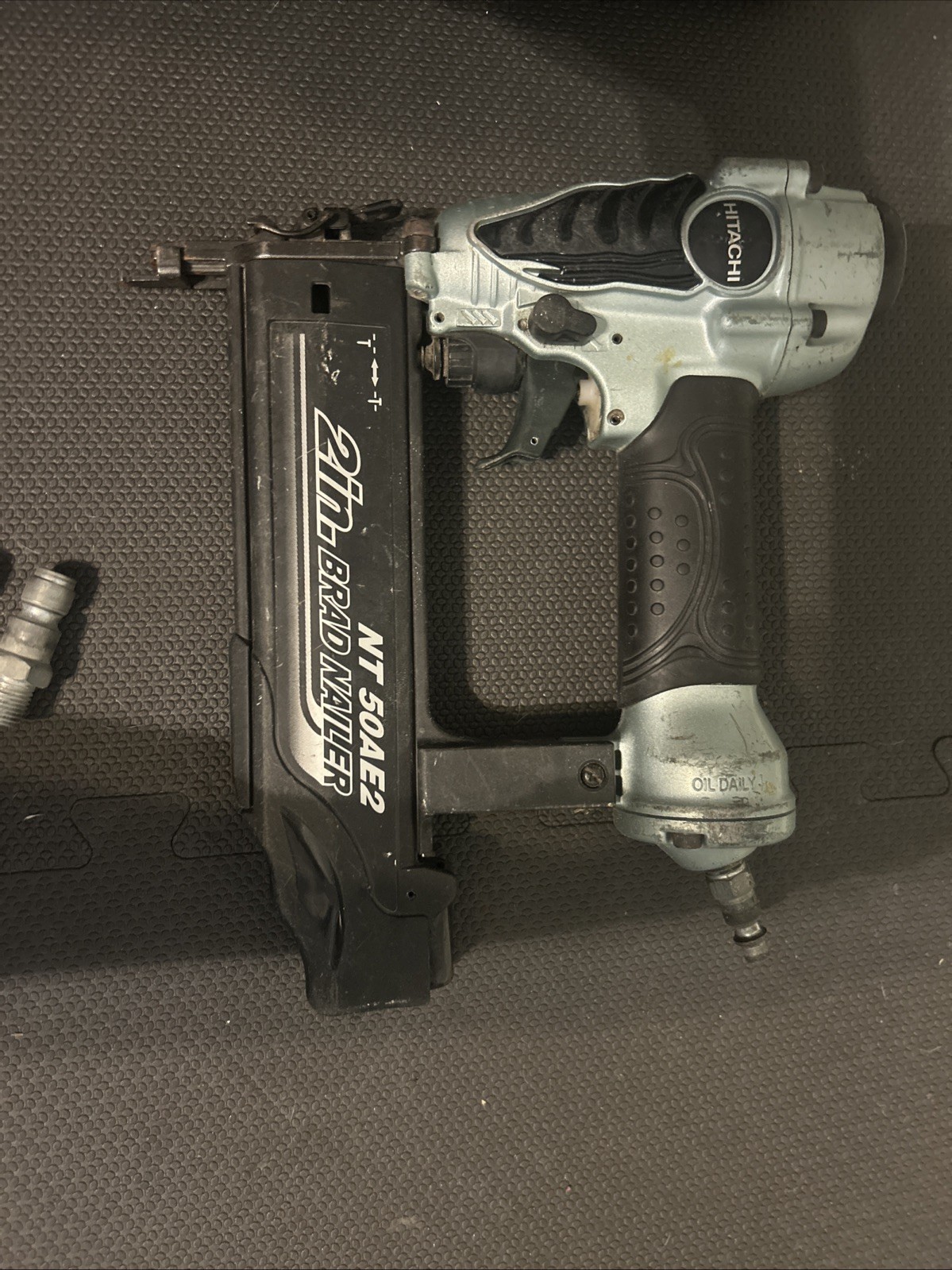 Hitachi NT50AE2 18-Gauge Brad Nailer 2" Pneumatic Nail Gun w/ Case - light use