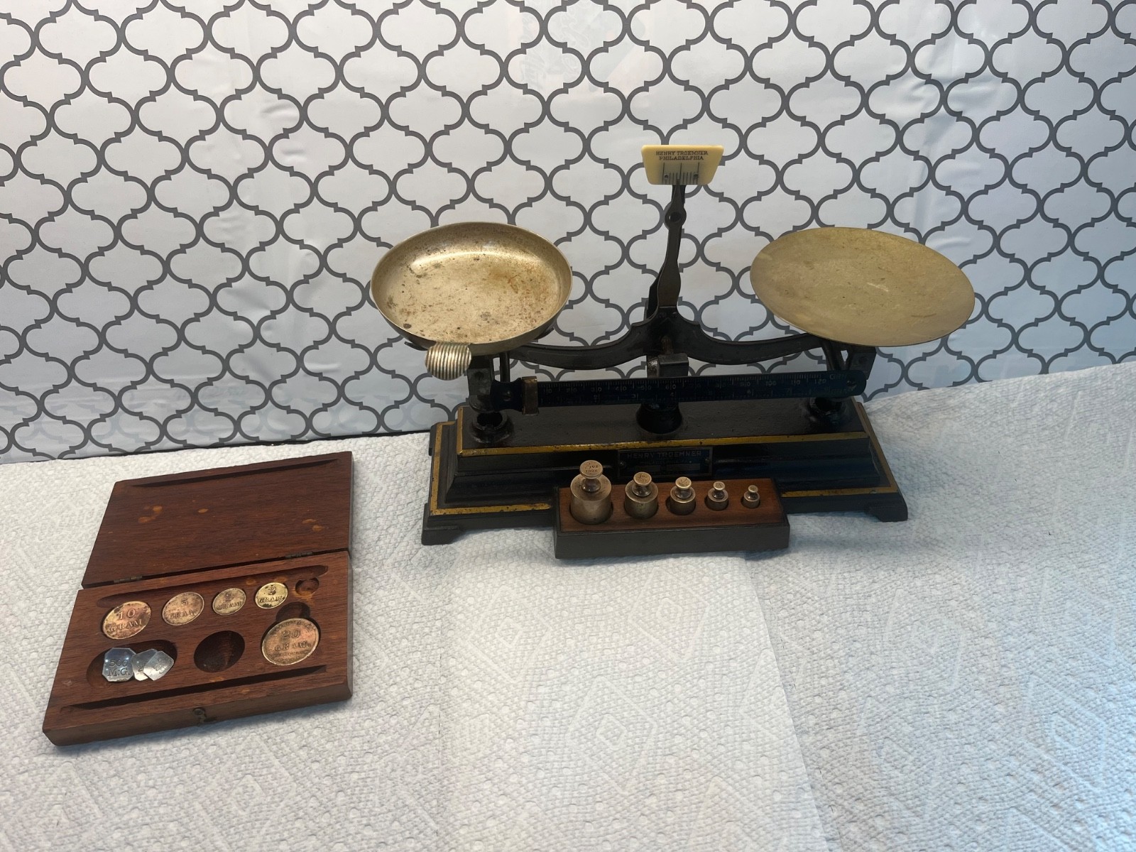 Henry Troemner Philadelphie antique equal-arm balance scale with weight set