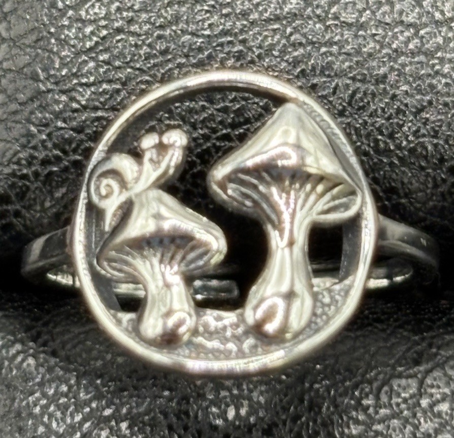 New Condition Sterling Silver Mushrooms Toe Ring 925 C31