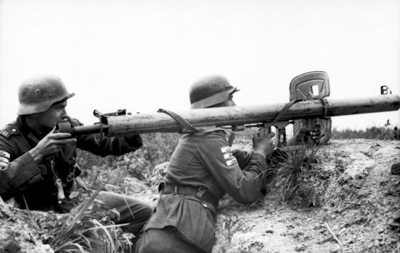 WWII Photo German Panzerschreck Loading  Wehrmacht  WW2 B&W World War Two / 2364
