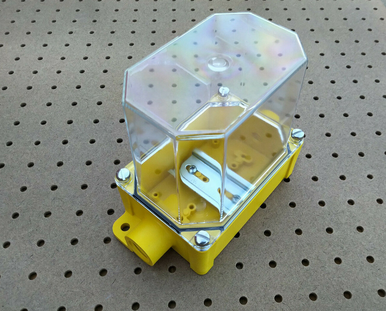 BANNER ENGINEERING BENC-4 26683 ENCLOSURE NEMA-4X CORROSION RESISTAANT