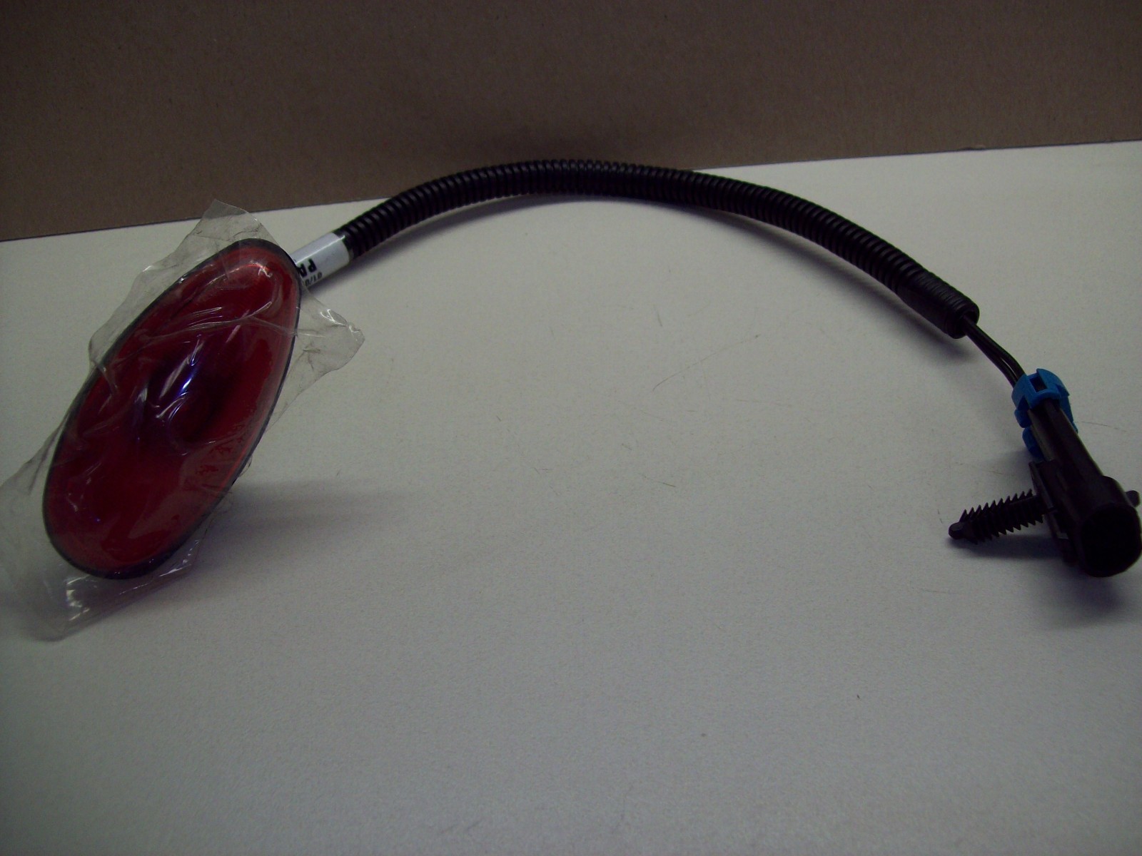 2007-14 Silverado & Sierra 3500HD Dually Red Rear Clearance Light OE 15793902