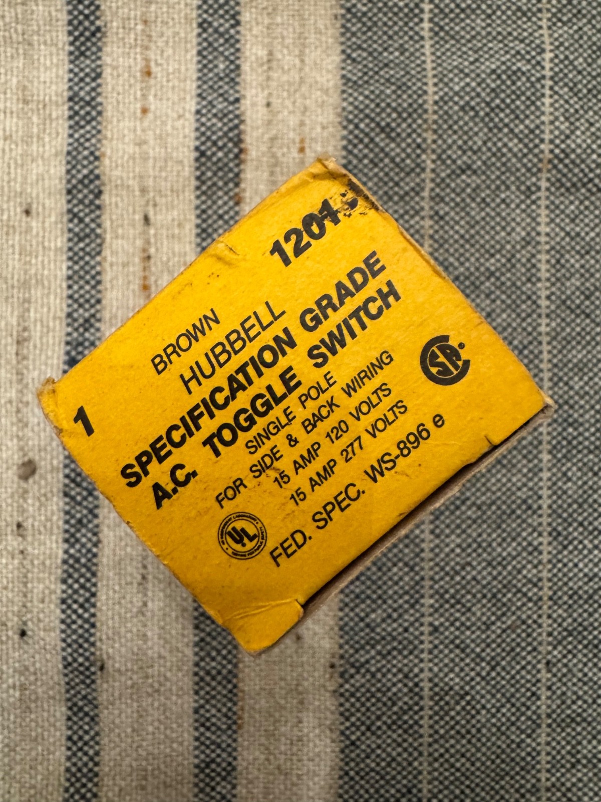 HUBBELL 1201  (NEW IN OPEN BOX) Series 1200 Light Switch - Brown
