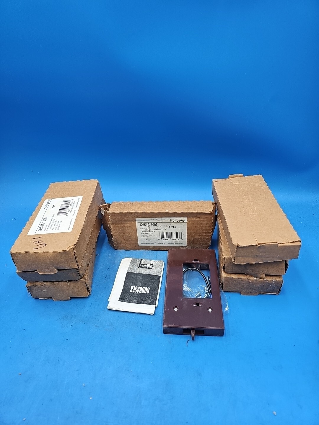 LOT OF 7 Honeywell Q651A1009 Subbase, 3-Position Switch