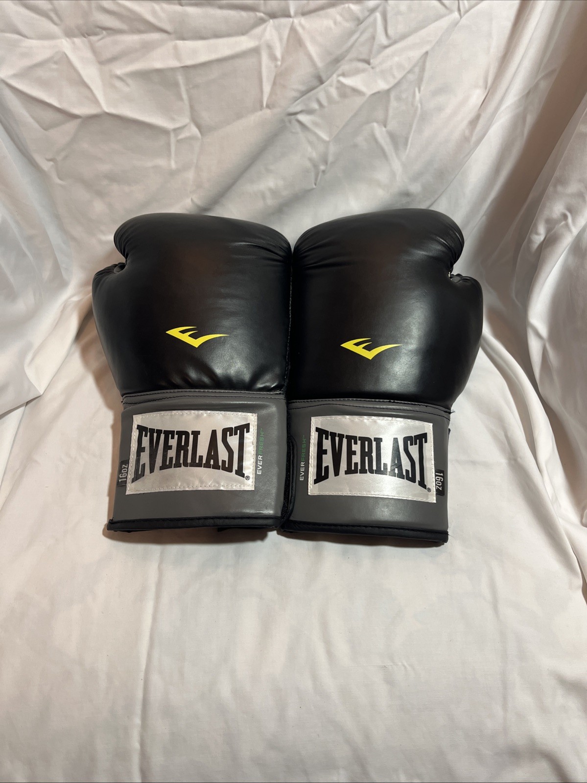 Everlast Ever Fresh 16oz Pro Style Boxing Gloves Black