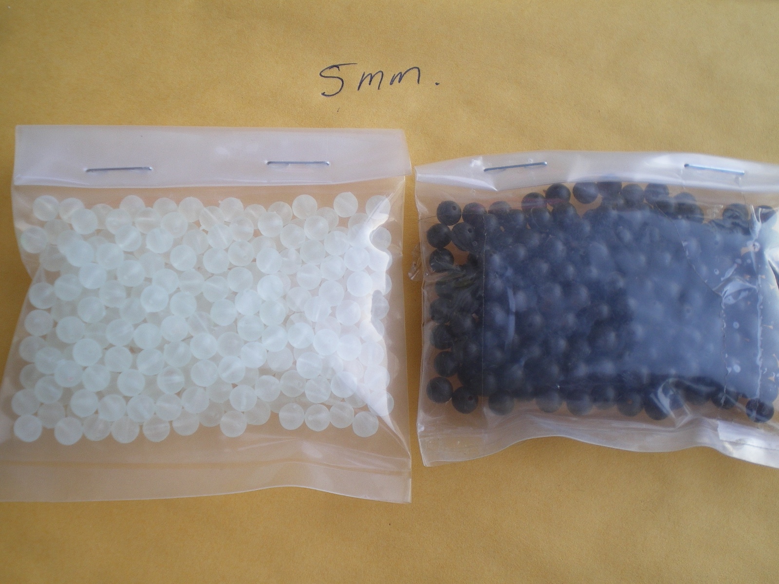 400 PCS. 5MM. SOFT GLOW PLASTIC LURE BEADS-.036 HOLE, CLEAR/BLACK* 200 EACH.