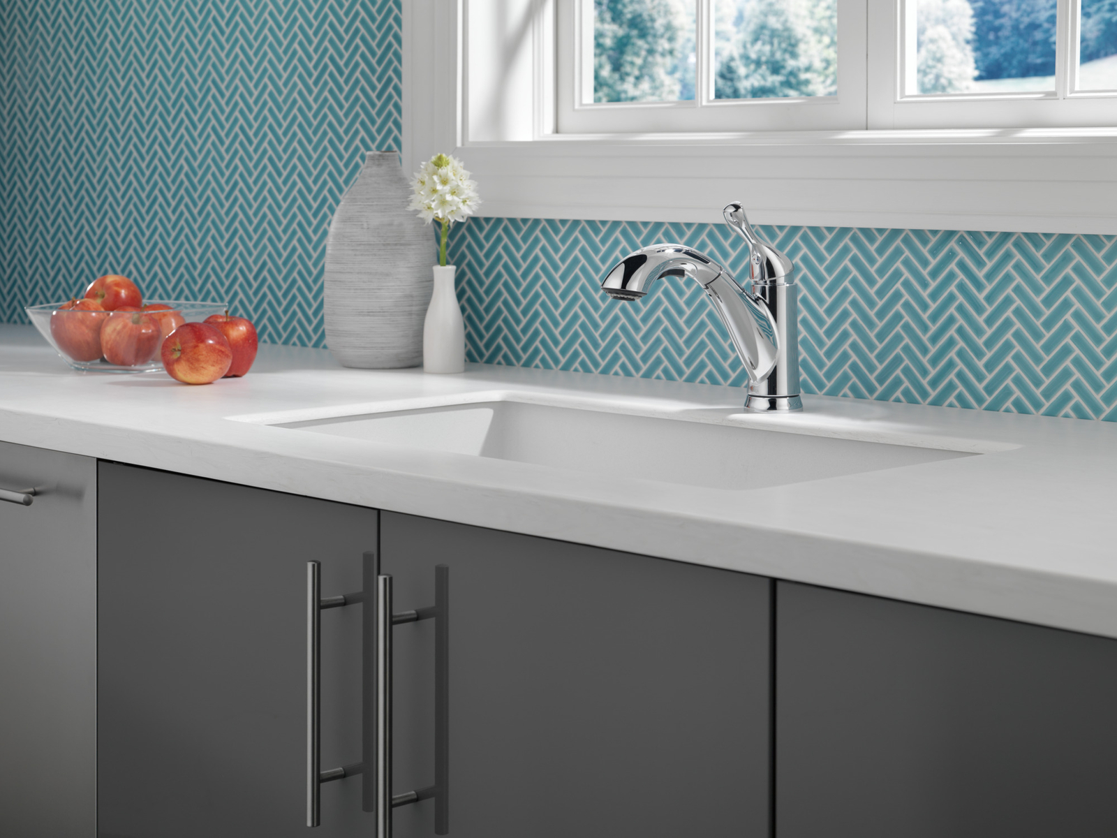 Delta Grant Pull-Out Kitchen Faucet in Chrome-Certified Refurbished