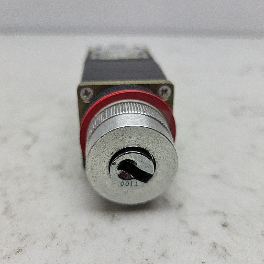 Allen Bradley 800MR-H33B 2 Position Maintained Selector Switch Cylinder Lock