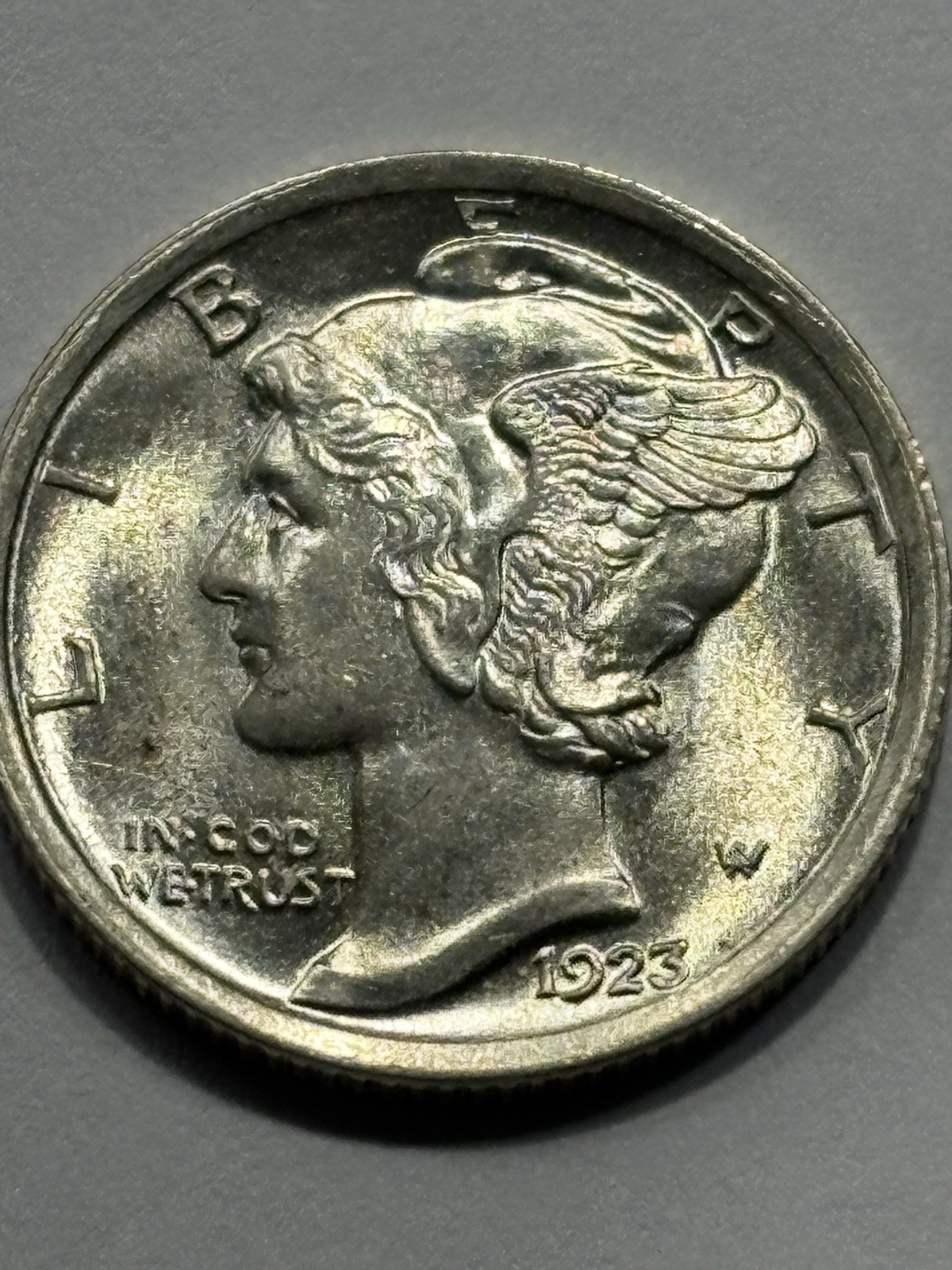 1923  Uncirculated  Mercury Silver Dime with Fully Split Bands - #19828