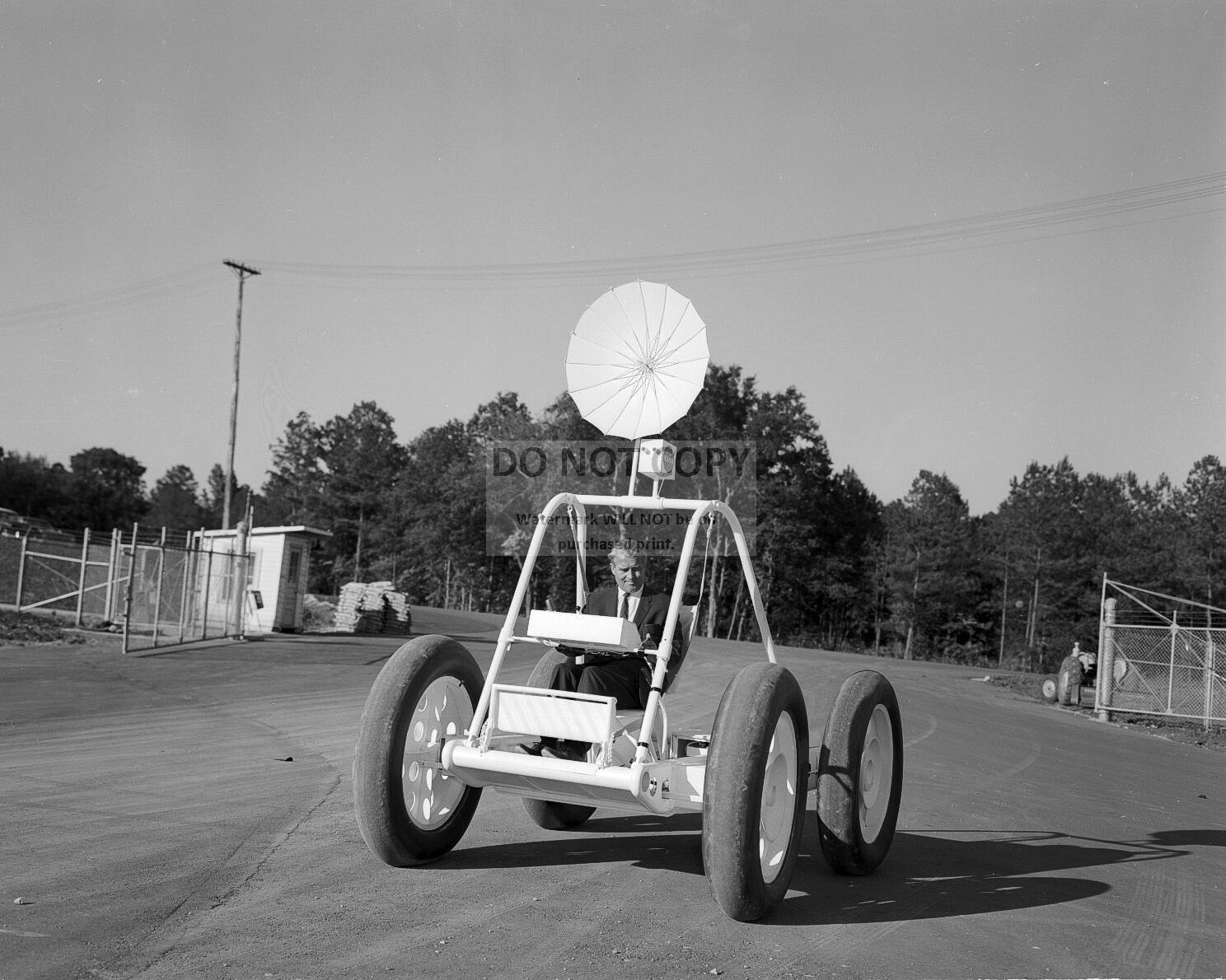 WERNHER VON BRAUN DRIVES BROWN ENGINEERING LUNAR ROVER  8X10 NASA PHOTO (ZZ-155)