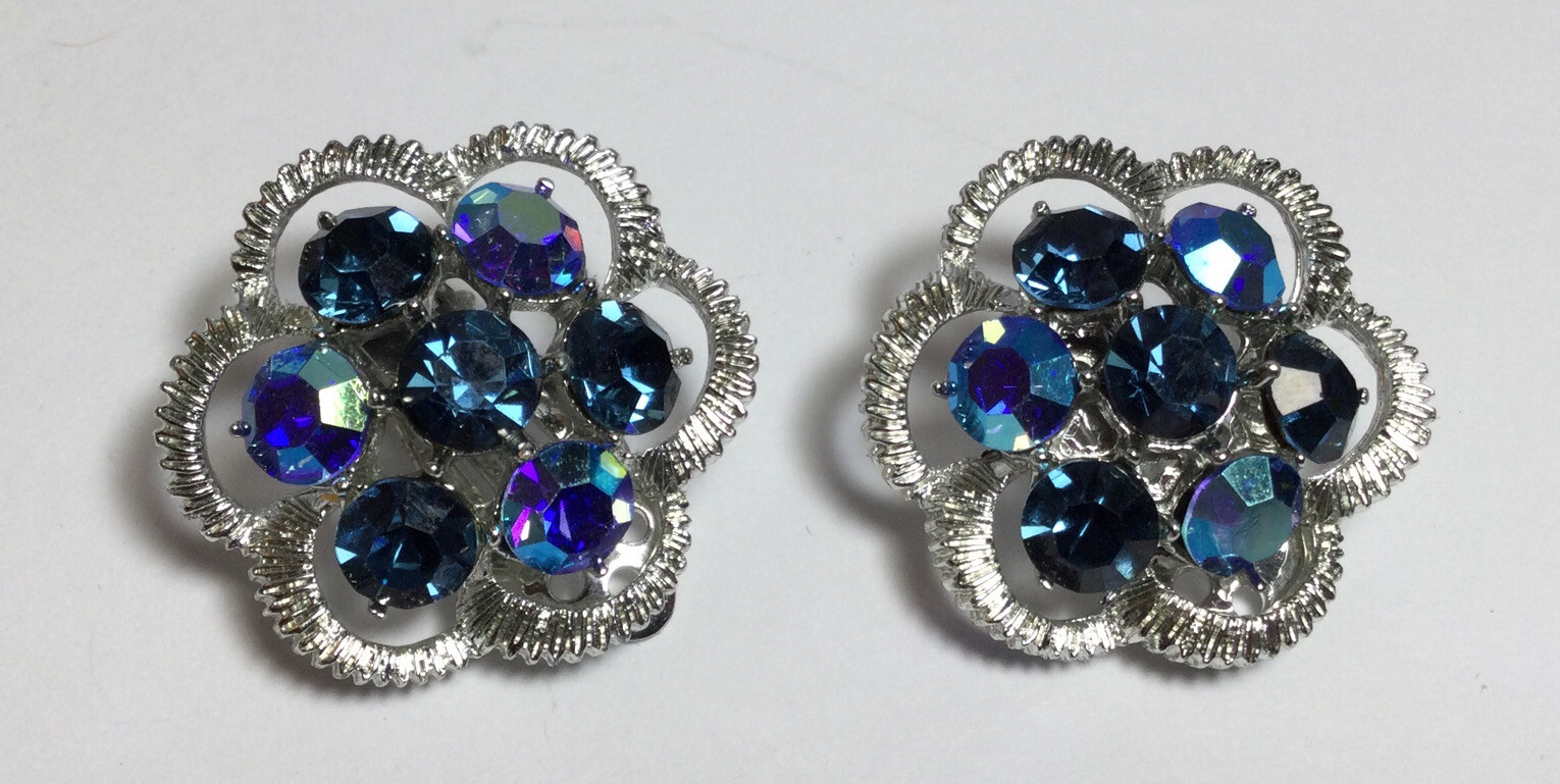 STUNNING VINTAGE PAIR OF AURORA BOREALIS AB RHINESTONE CLIP-ON EARRINGS BLUES