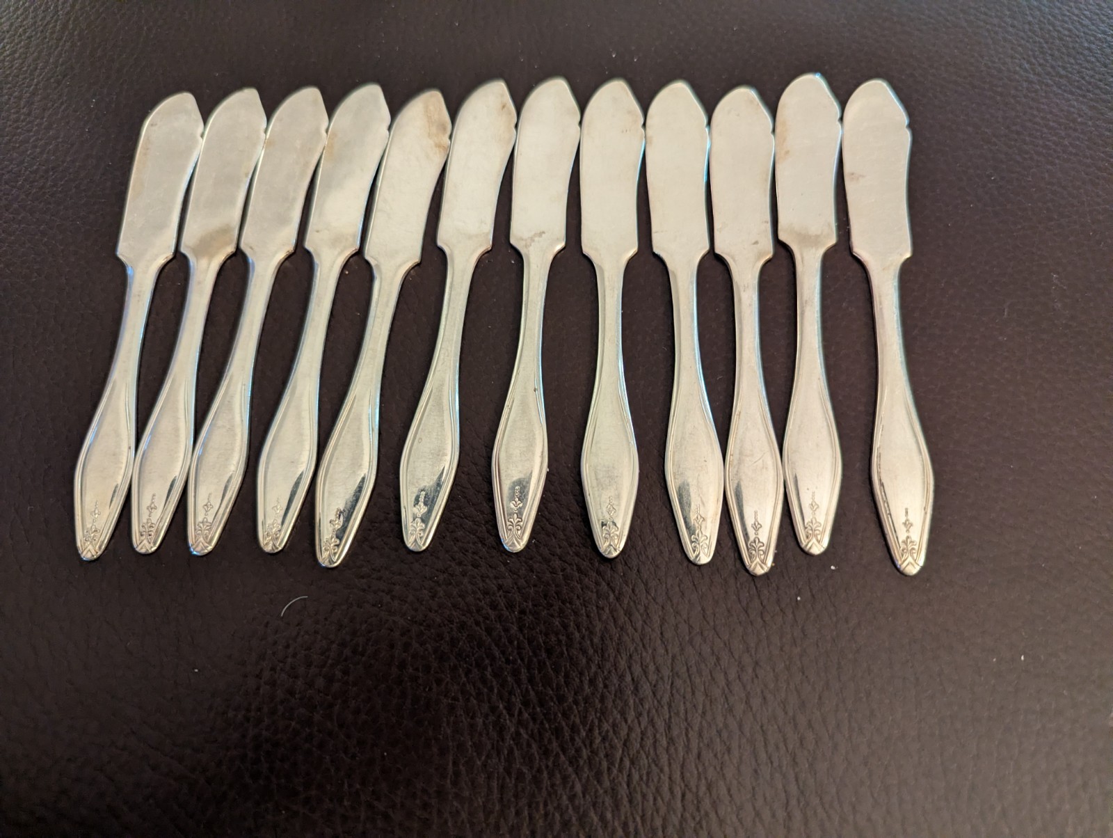 12- VINTAGE NEW SALEM INTERNATIONAL/ROGERS SILVER  SILVERPLATE  BUTTER KNIVES