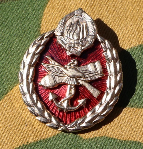Yugoslav Army breast badge of the Military Defence School. Gilt and red enamel