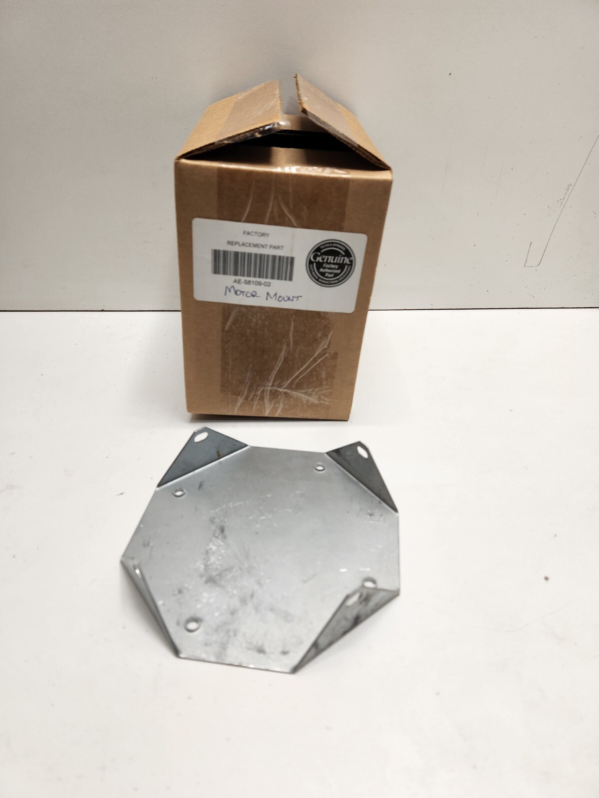 NEW OLD STOCK! RHEEM MOTOR MOUNT BRACKET AE-58109-02