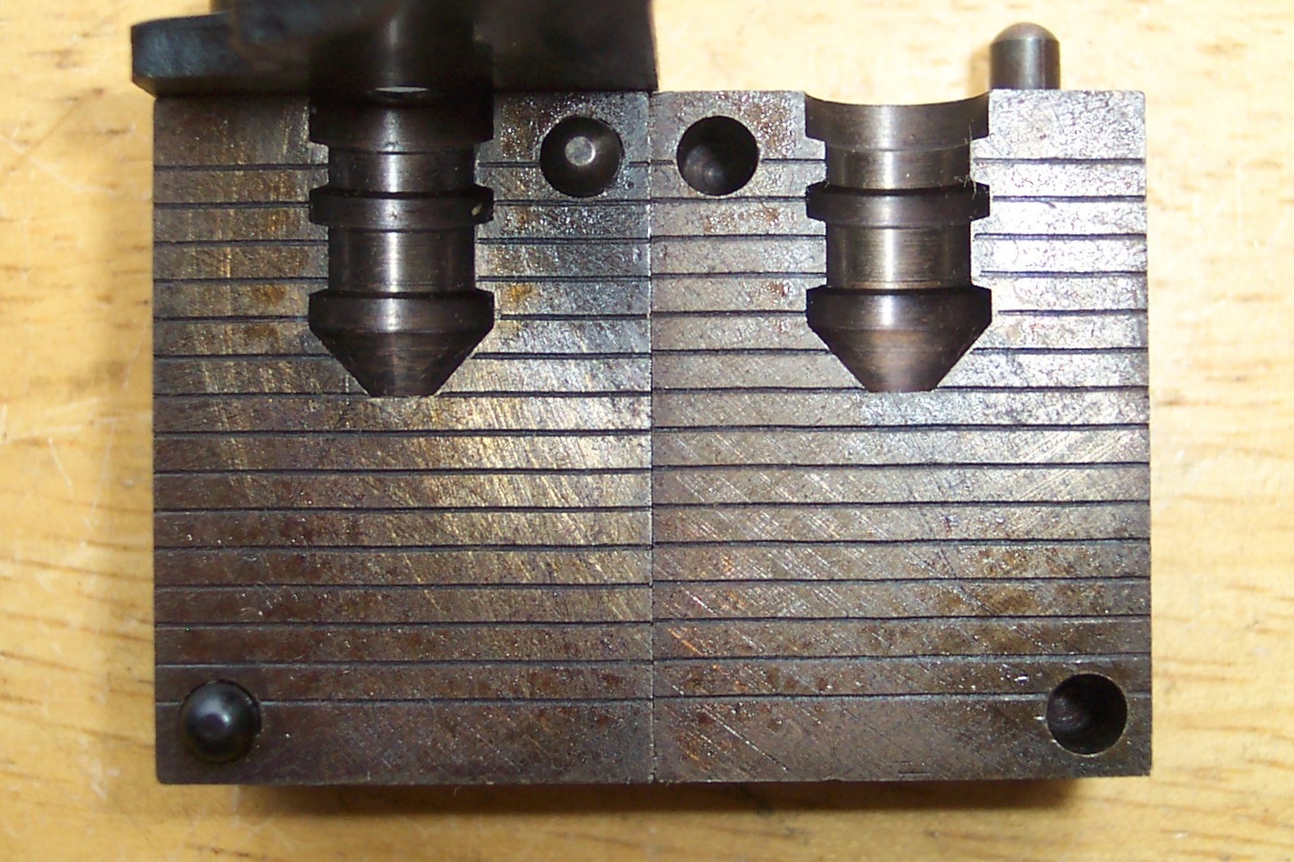 THOMPSON CENTER ARMS .36 CALIBER MAXI-BALL POWDER T/C MOLD LYMAN IRON VERSION