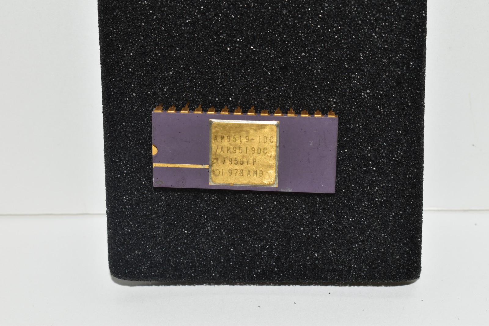 AMD AM9519ADC vintage 28-pin GOLD PLATED CHIP  (ZUL63)