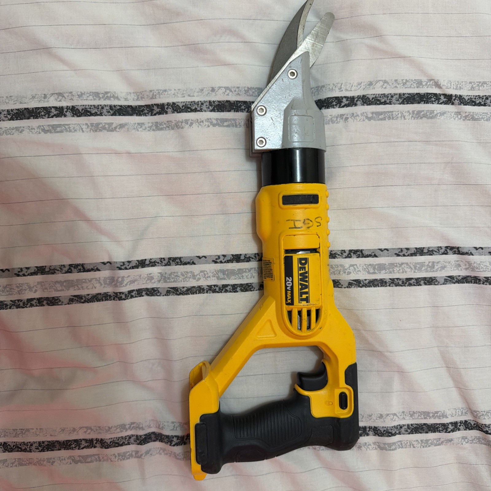 DeWALT DCS498 20V MAX 5/8" Cordless Fiber Cement Siding Shears - Bare Tool