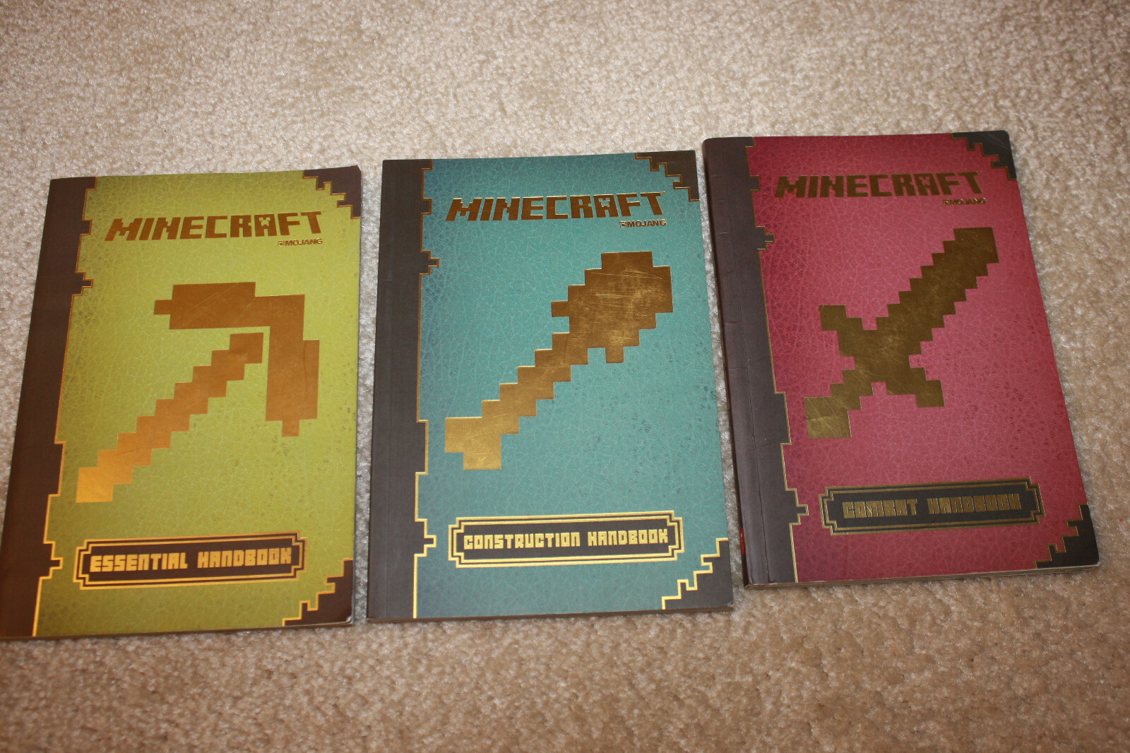 Lot of 3 Minecraft Handbook Construction, Combat, Essential - T1210