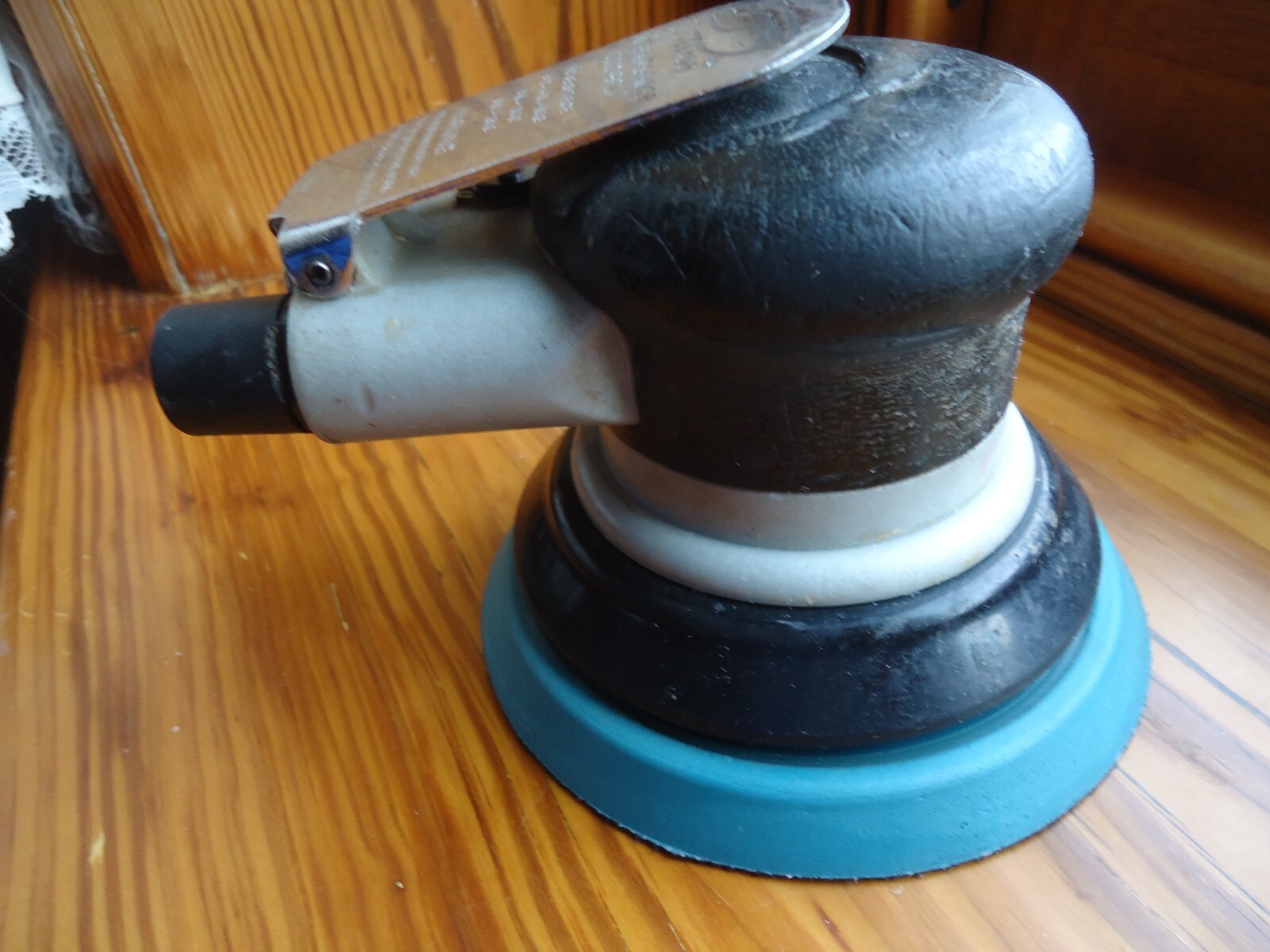 DYNABRADE DYNORBITAL SANDER - MODEL 57018 - 10,000 RPM USA -TESTED & WORKS GREAT