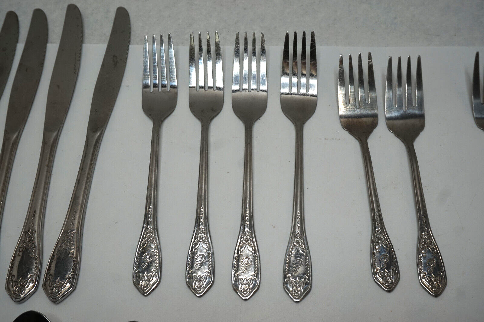 VINTAGE STAINLESS FLATWARE CUSTOMCRAFT MONOGRAM P MCM 44 PC SET TAIWAN CUS12