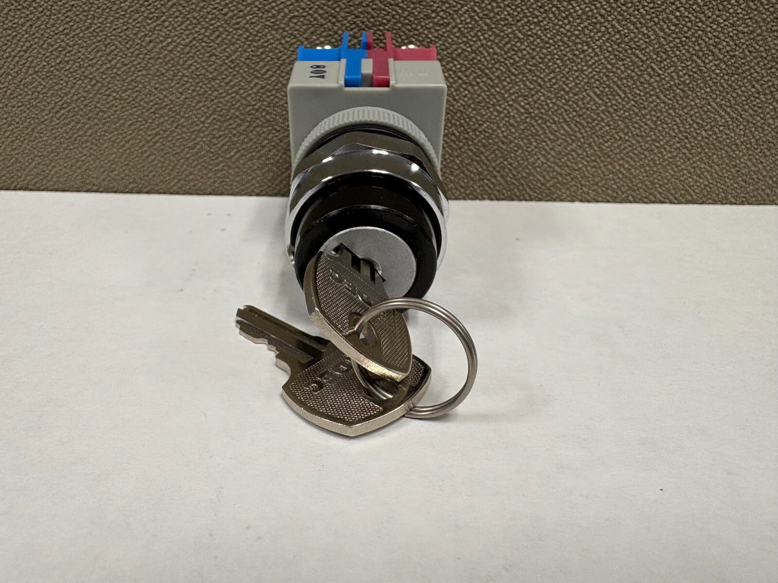 IDEC ASW 0201 Key Selector Switch | 2-Position Maintained | 600V
