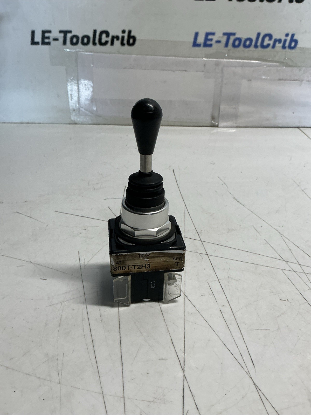 Allen Bradley 800T-T2H3 Ser. T Toggle Switch AA-207