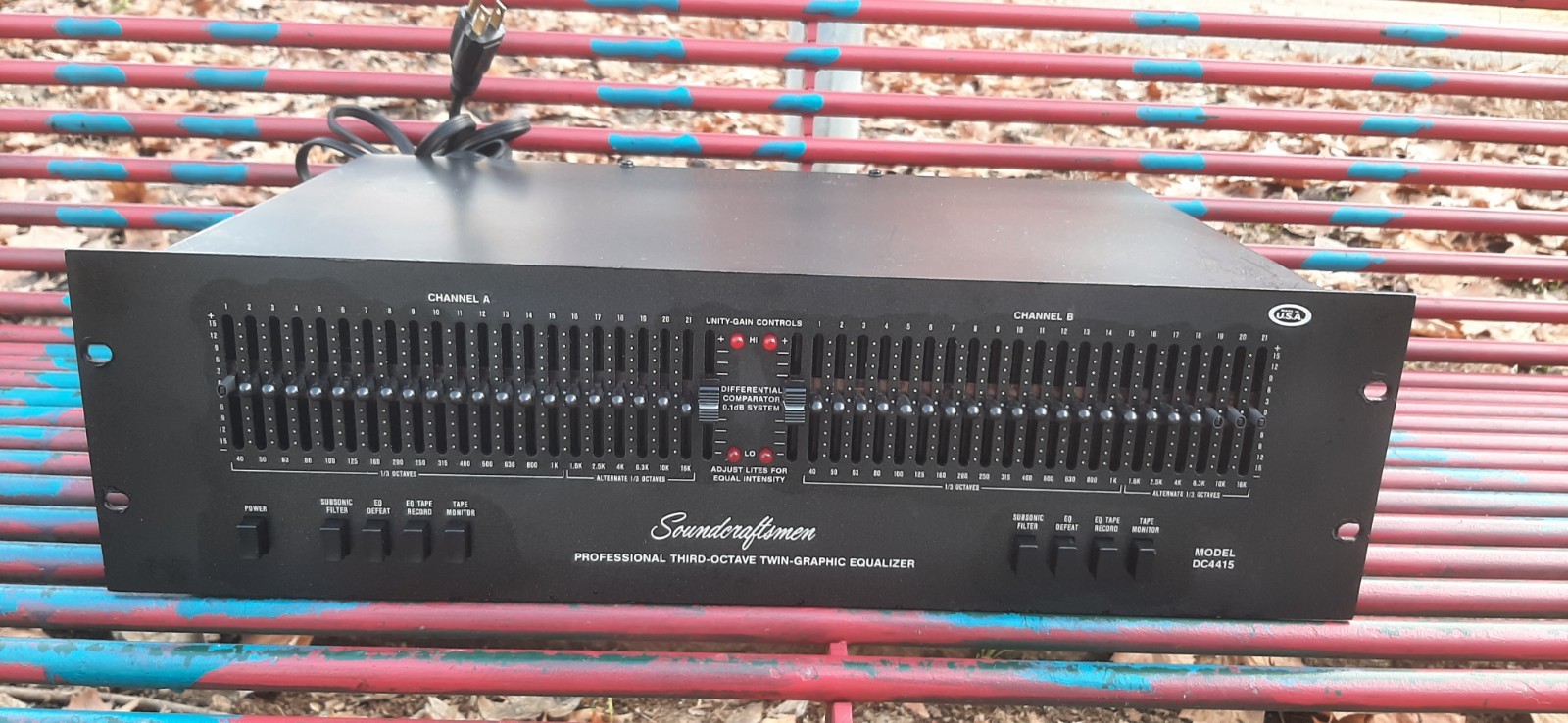 SOUNDCRAFTSMEN PROFESSIONAL THIRD-OCTAVE TWIN-GRAPHIC EQUALIZER DC4415