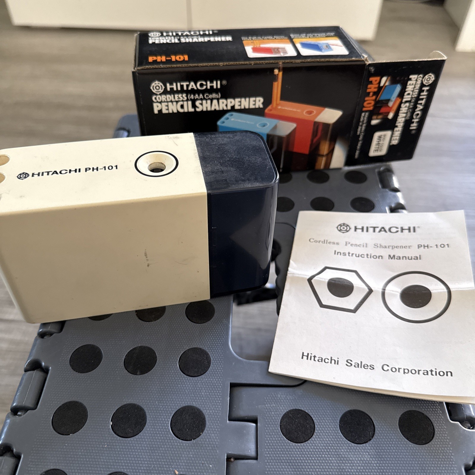 Vintage Hitachi PH-101 Cordless Pencil Sharpener operated Battery Boxed Original