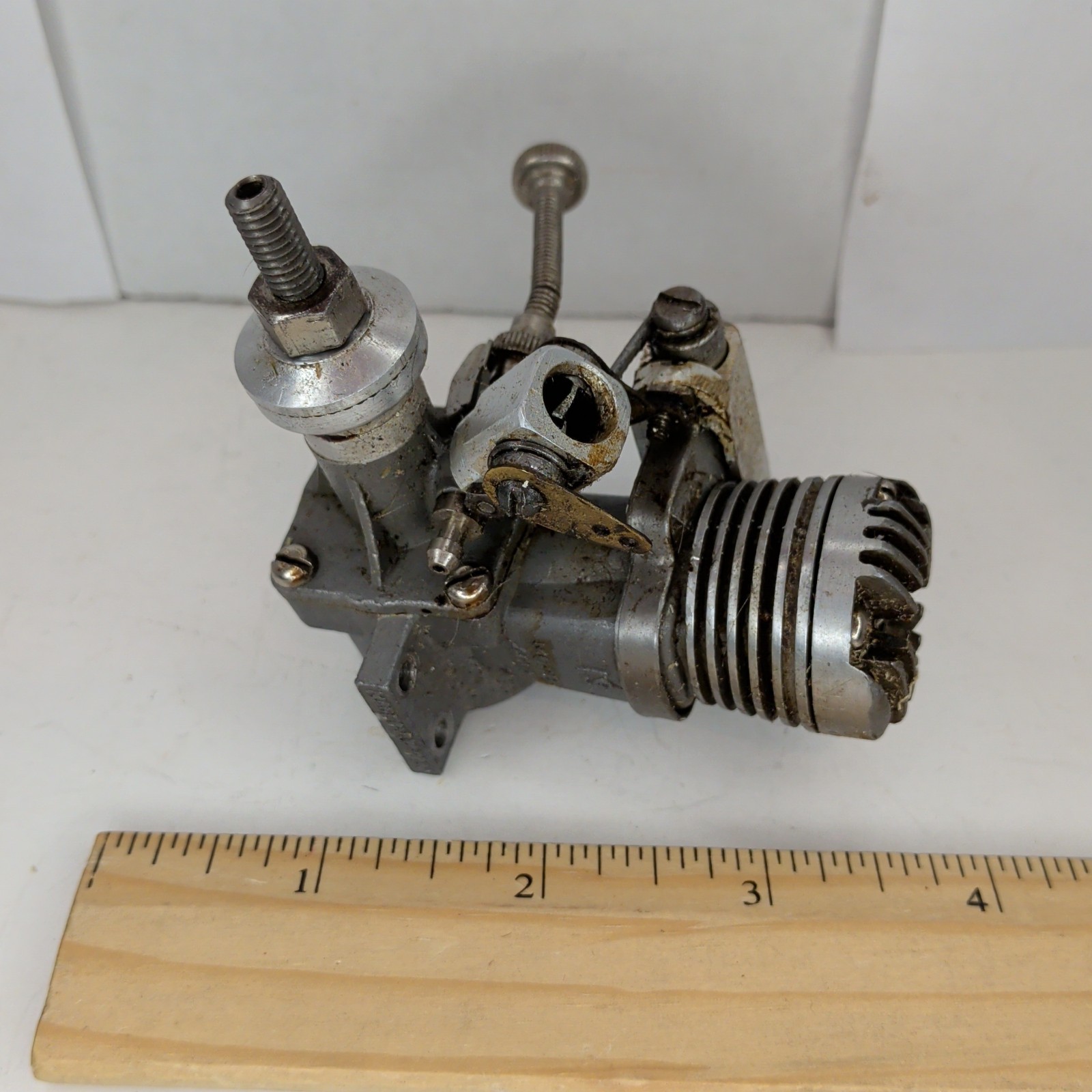 "19" Model Engine Model 4002 Untested Unbranded x2