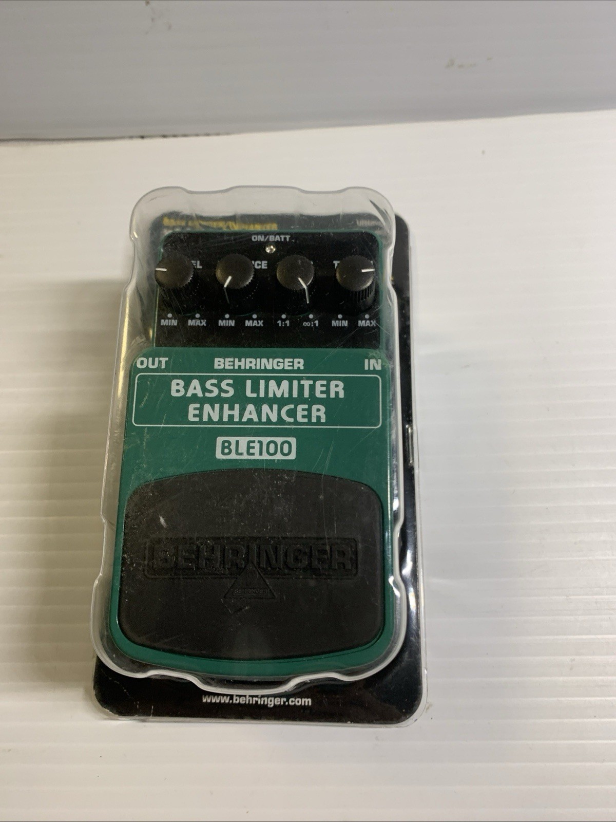 BEHRINGER BLE100 Limiter Enhancer Guitar Pedal New