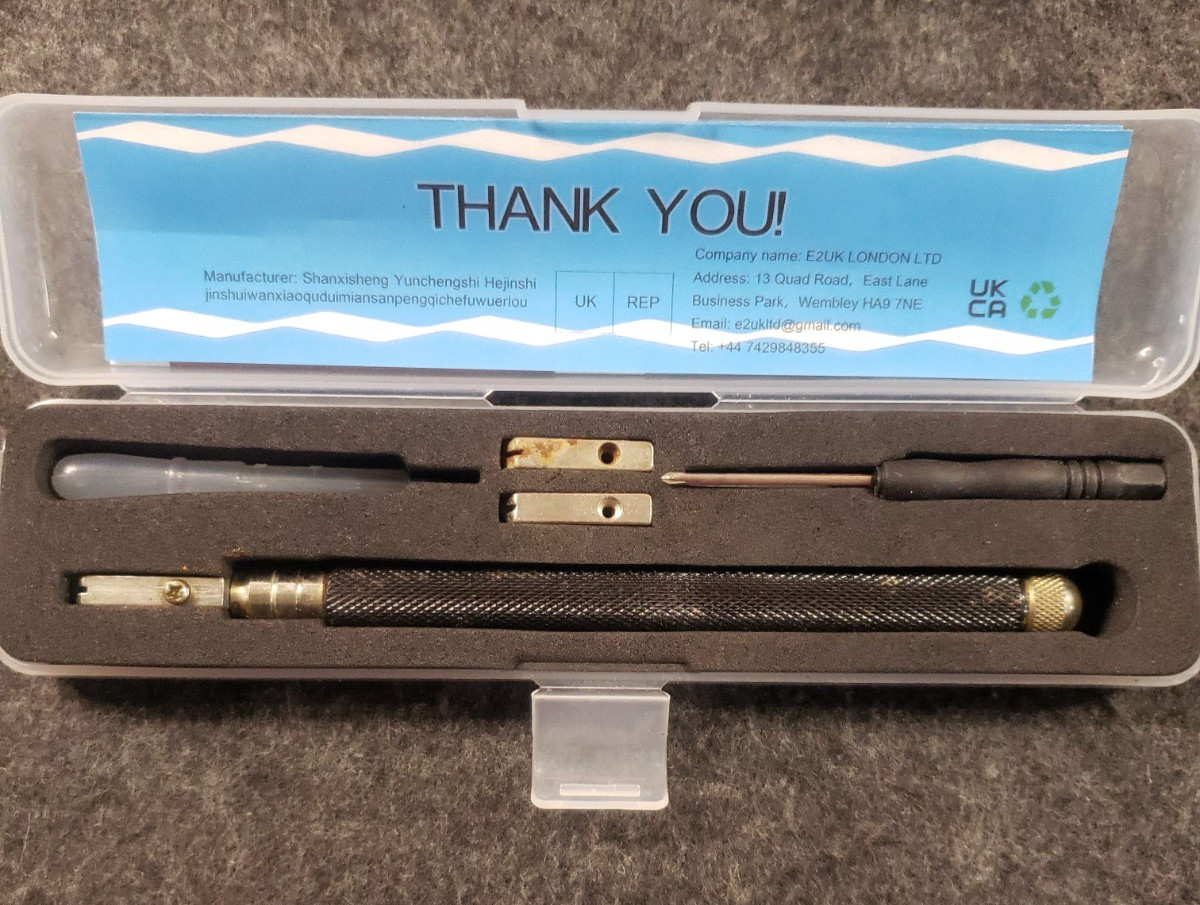 Set of two Glass Cutters with Replacement Heads and Screwdriver (C7B1)