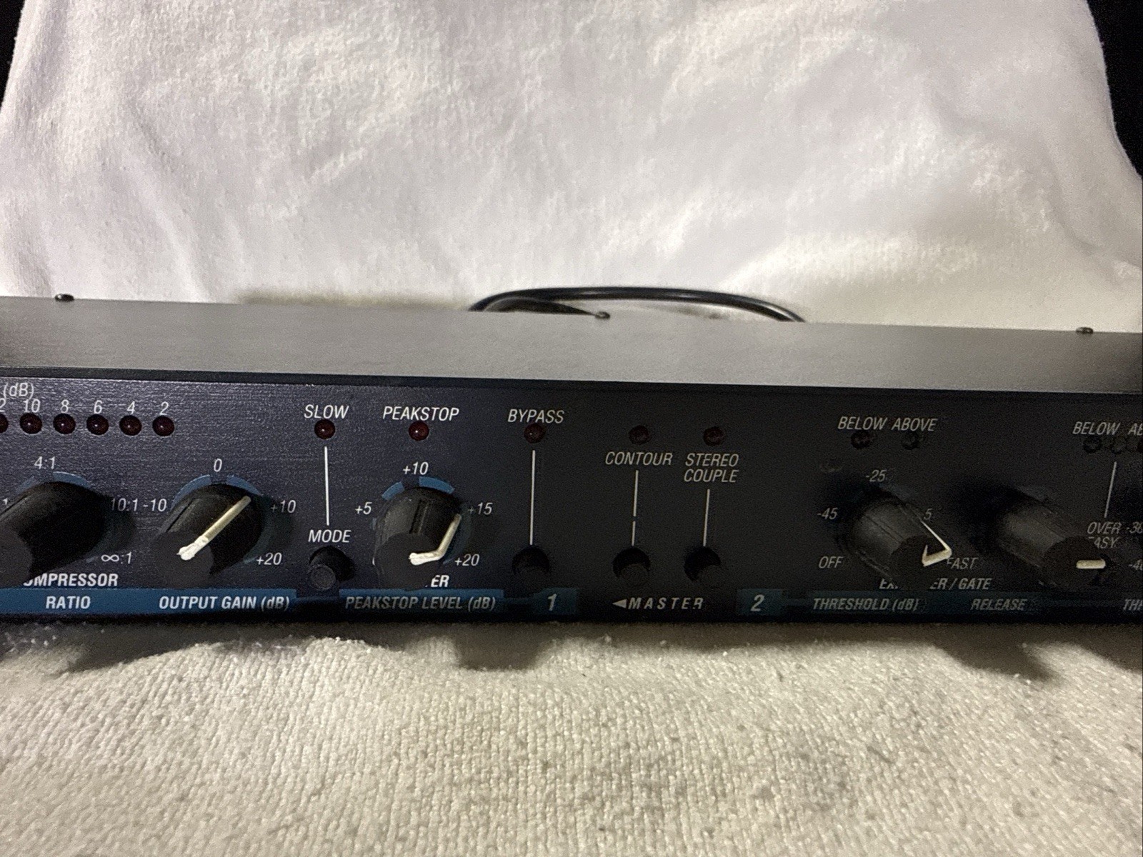 DBX 166 Over Easy Compressor with Gate and Peakstop Gain Reduction Rack Mount
