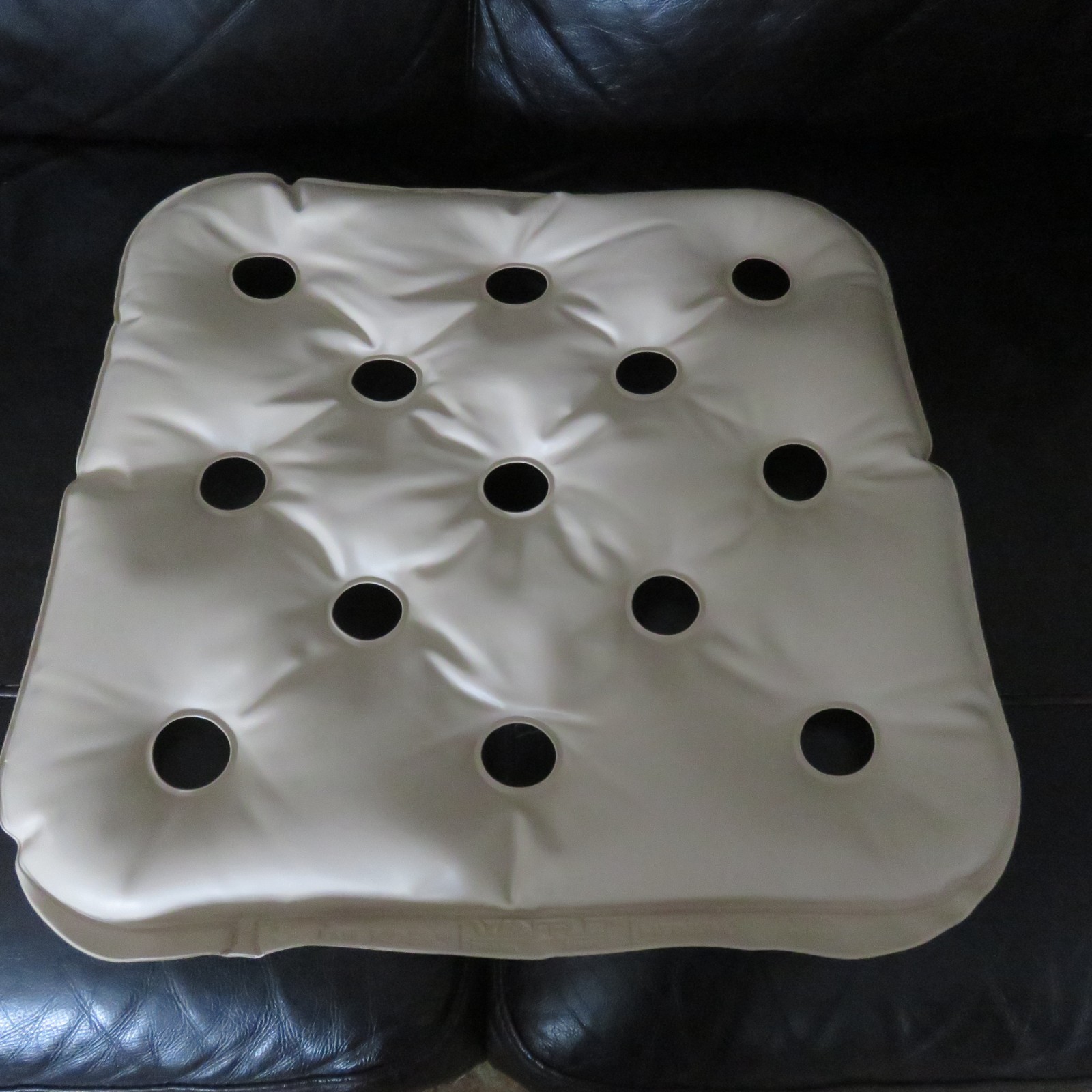 EHOB Waffle Cushion Air Seat 17" x 17" x 1.5" excellent pre-owned Free shipping!