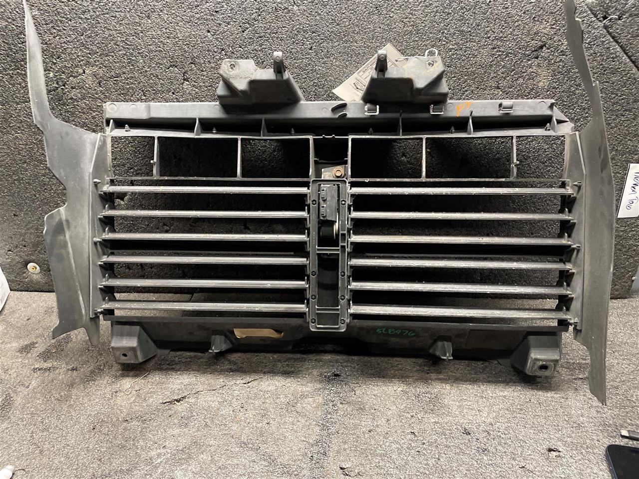 (LOCAL PICKUP ONLY) RAM1500   2017 Air Shutter 2096879