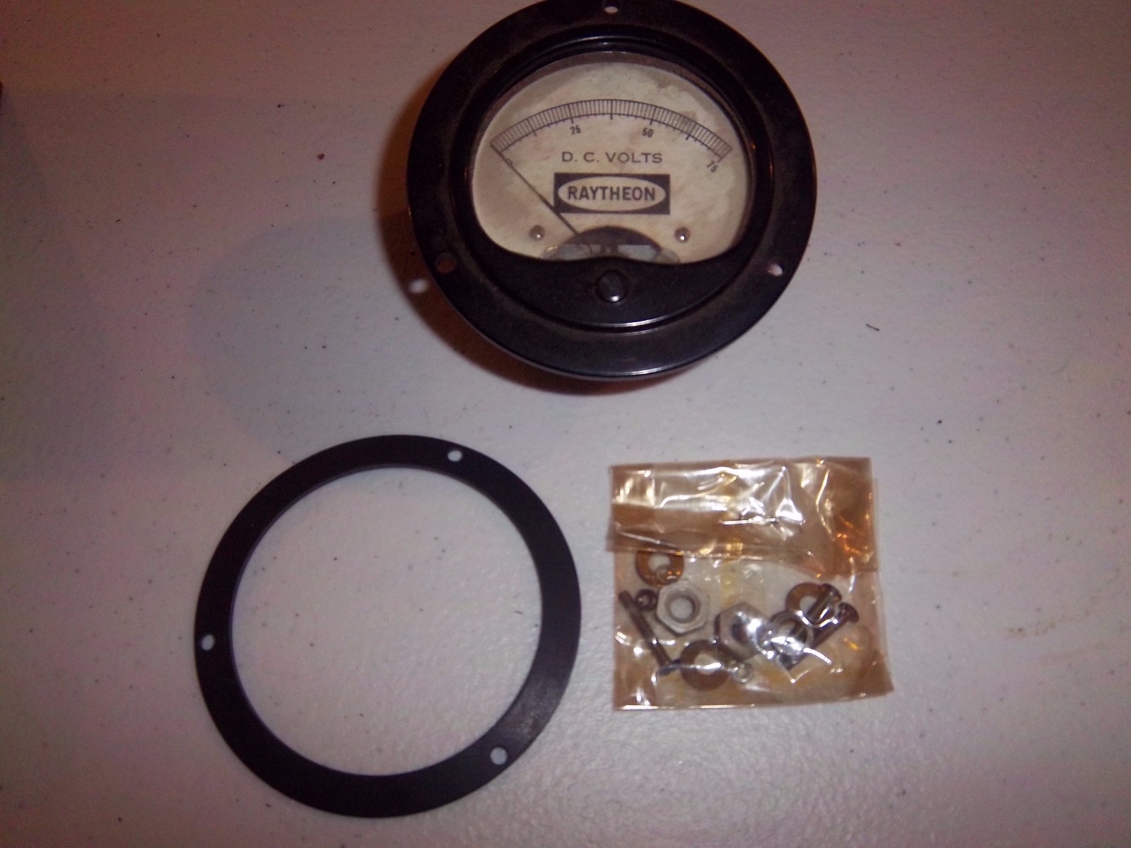 Raytheon 0-75 vdc 3 1/2" round gauge