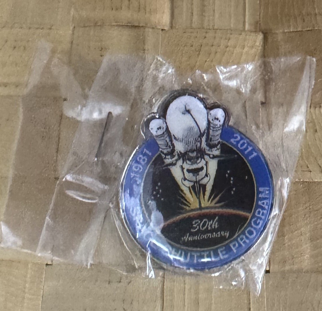 PIN - BOEING Official NASA '11 vtg 30th Anniversary Space Shuttle