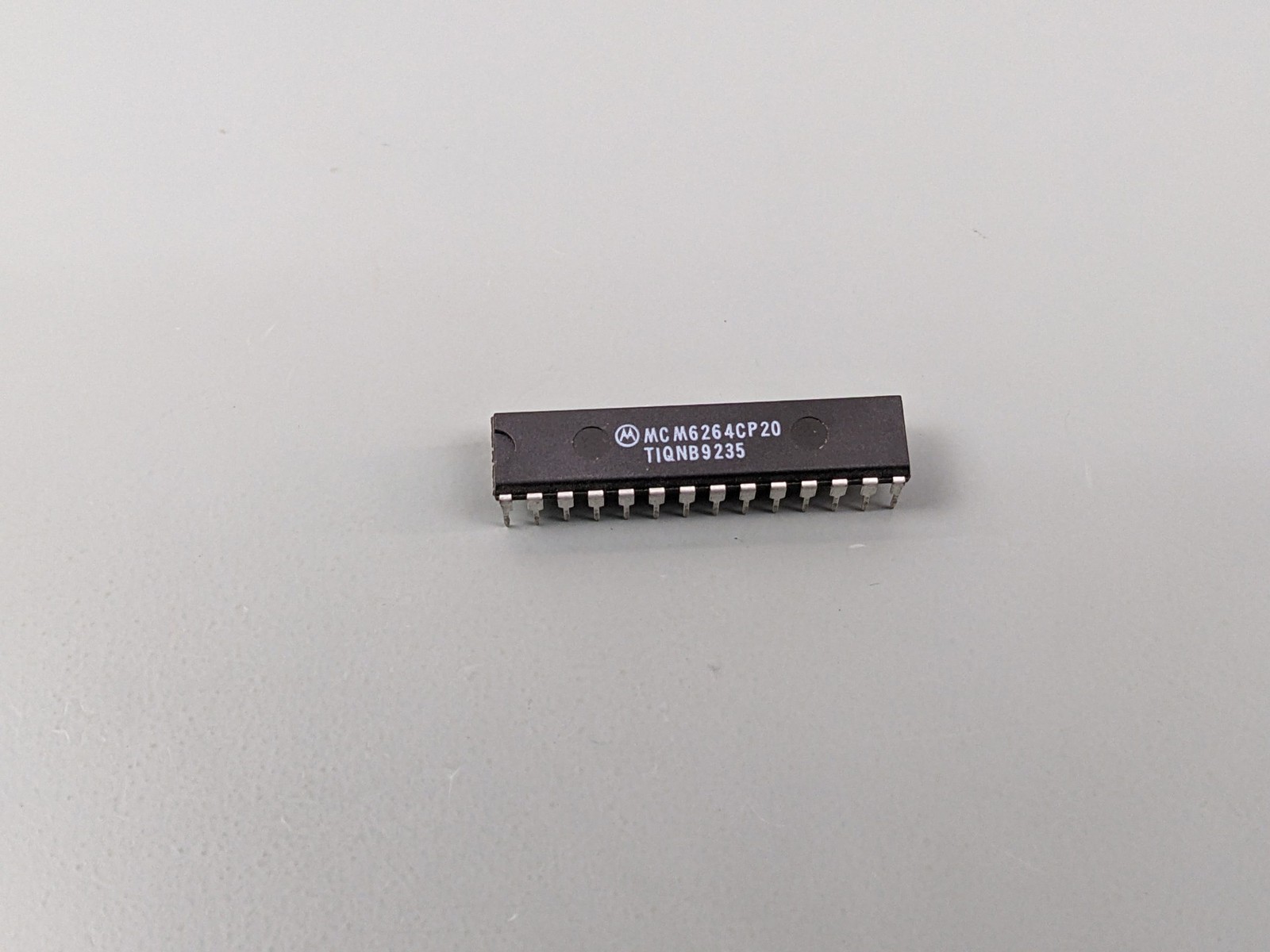 (4) Motorola 64K (8K x 8) SRAM Cache RAM ICs, DIP28 MCM6264CP20
