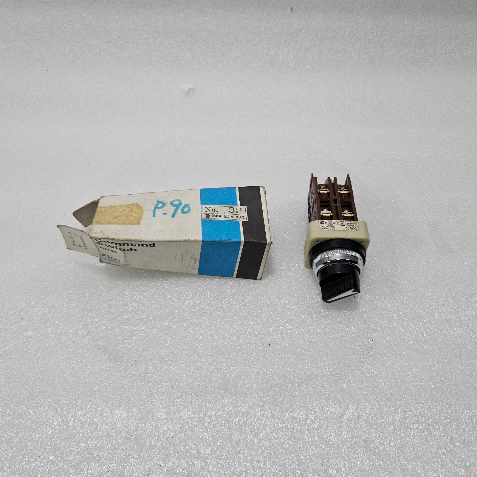 FUJI ELECTRIC AH30-P2 SELECTOR SWITCH 10A 600VAC 2-POSITION