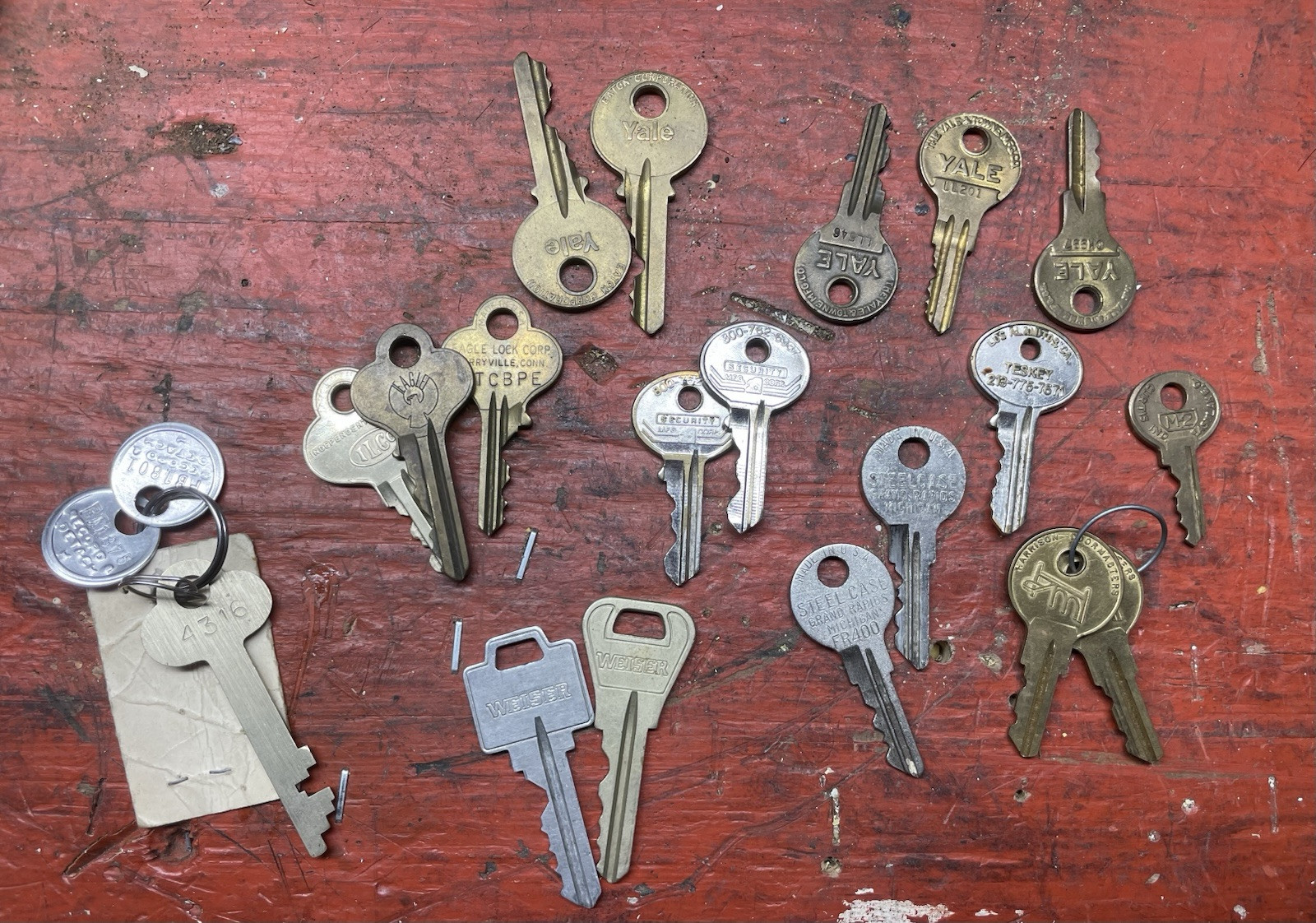 Lot Of 19 Vintage Keys-Yale-Eagle-Steelcase-Teskey-Weiser-Security Mfg-More!