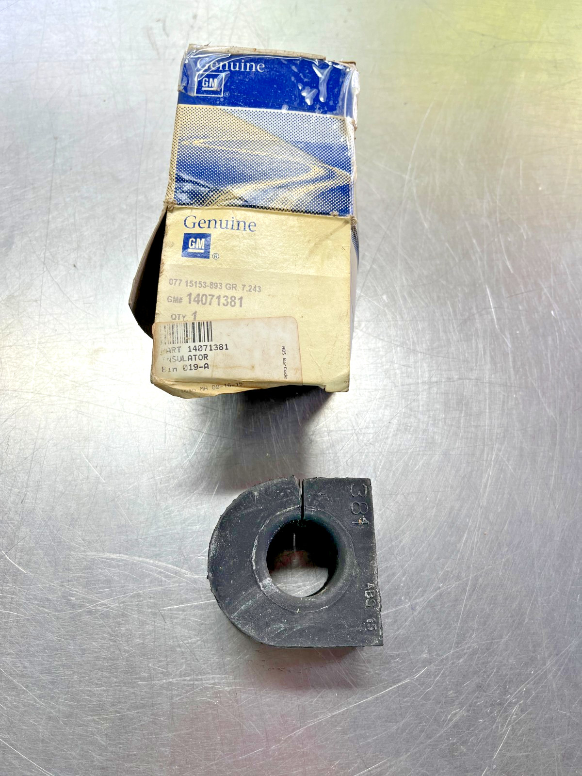 14071381  Genuine OEM GM   Sway Bar Stabilizer Bushing INSULATOR   1407-1381