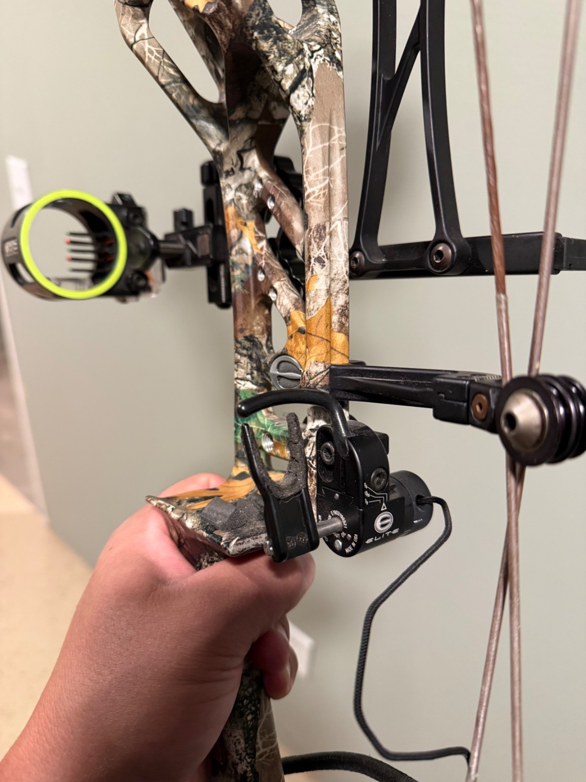 elite kure compound bow 23-30” draw 65 lbs