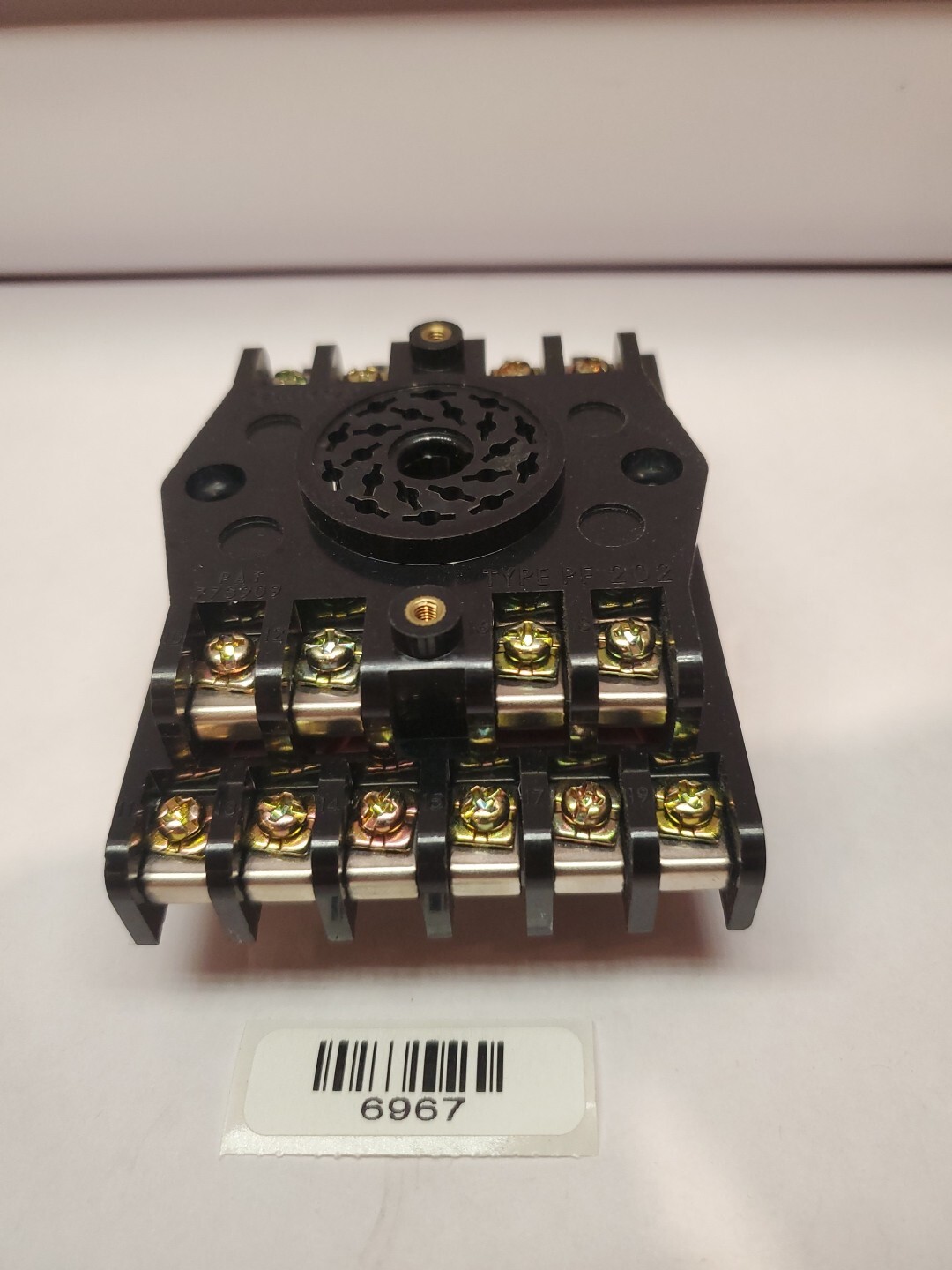 NEW OMRON 940-0770-00 RELAY BASE  TYPE PF 202