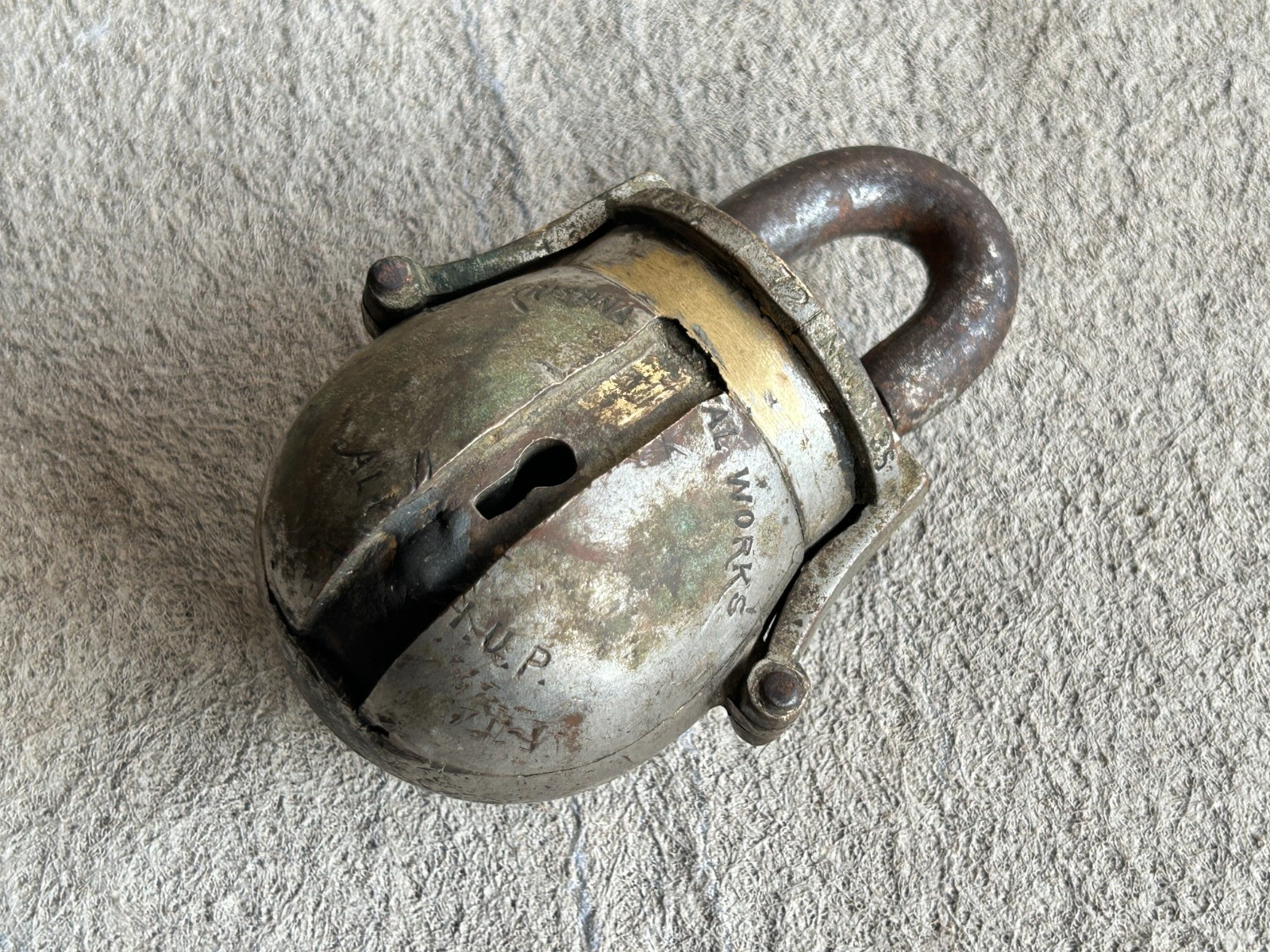 RARE OLD VINTAGE SOLID BRASS UNIQUE SHAPE PADLOCK NO HAVE KEY